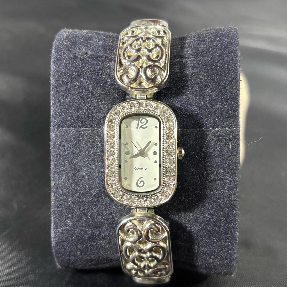 Rare Women’s silver & diamonds watch w/white face very nice mint condition 21mm